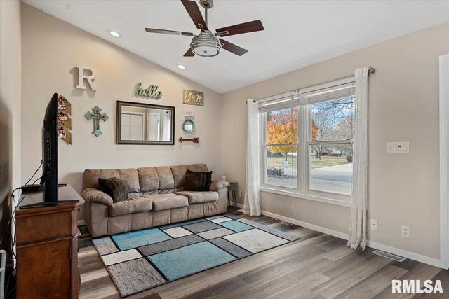 550 S 1ST Street, Sherman, IL 62684