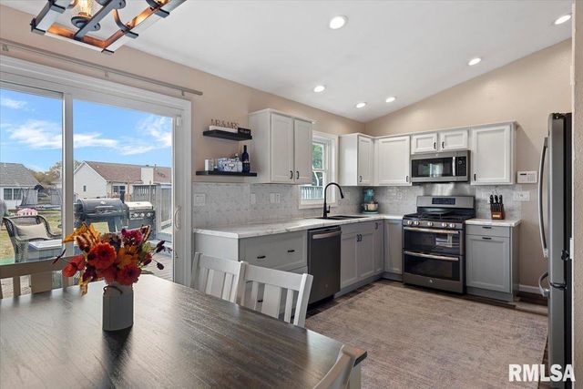 550 S 1ST Street, Sherman, IL 62684