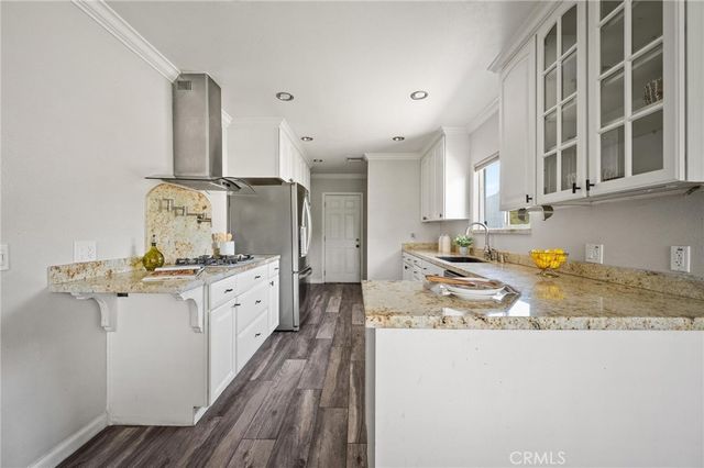 7027 Gloria Avenue, Lake Balboa, CA 91406