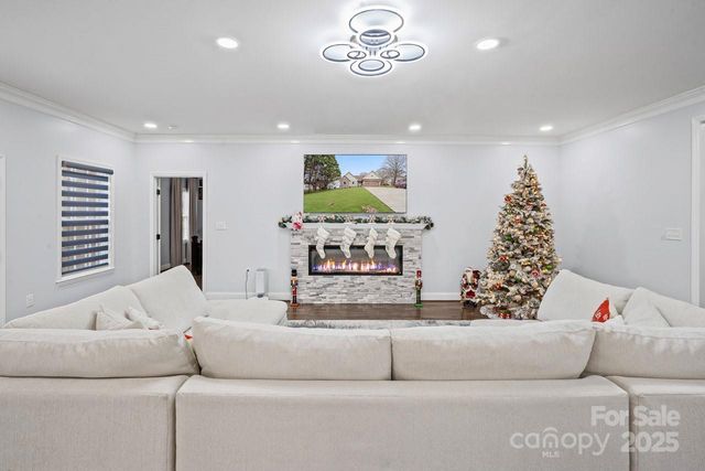 3670 9th Street Drive NE, Hickory, NC 28601