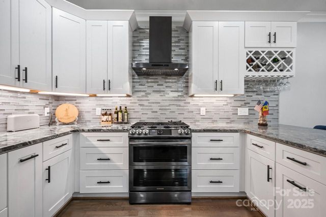 3670 9th Street Drive NE, Hickory, NC 28601