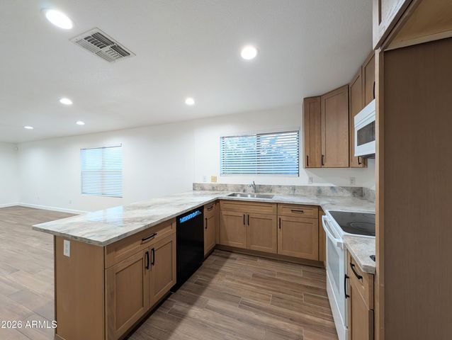 2404 W ROESER Road, Phoenix, AZ 85041