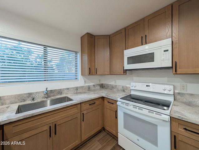 2404 W ROESER Road, Phoenix, AZ 85041