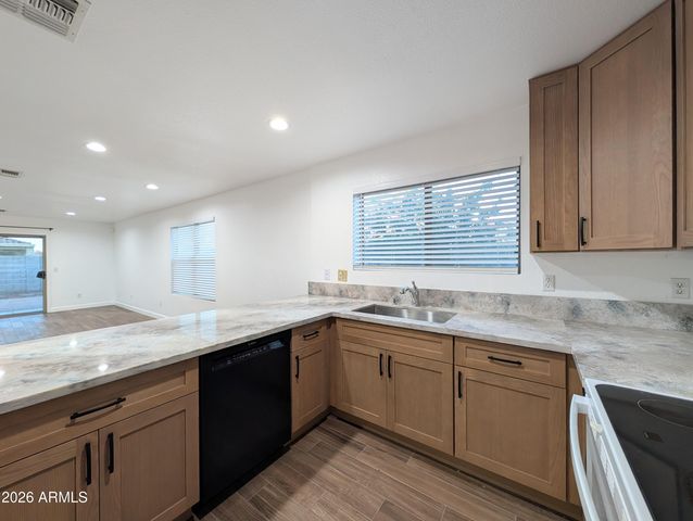 2404 W ROESER Road, Phoenix, AZ 85041