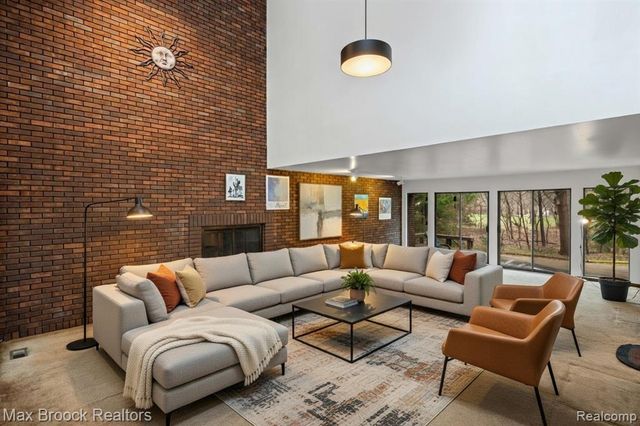 32674 Bingham Lane, Bingham Farms, MI 48025