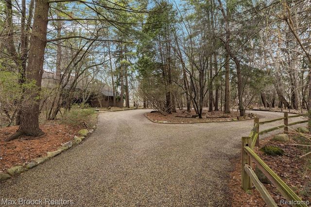 32674 Bingham Lane, Bingham Farms, MI 48025
