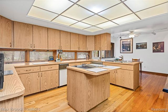 32674 Bingham Lane, Bingham Farms, MI 48025