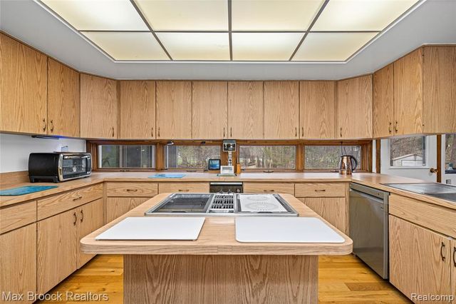 32674 Bingham Lane, Bingham Farms, MI 48025