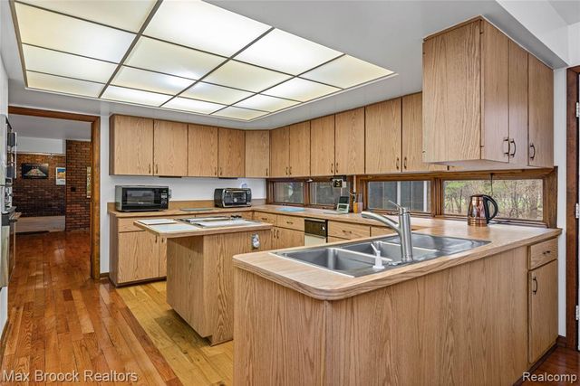 32674 Bingham Lane, Bingham Farms, MI 48025