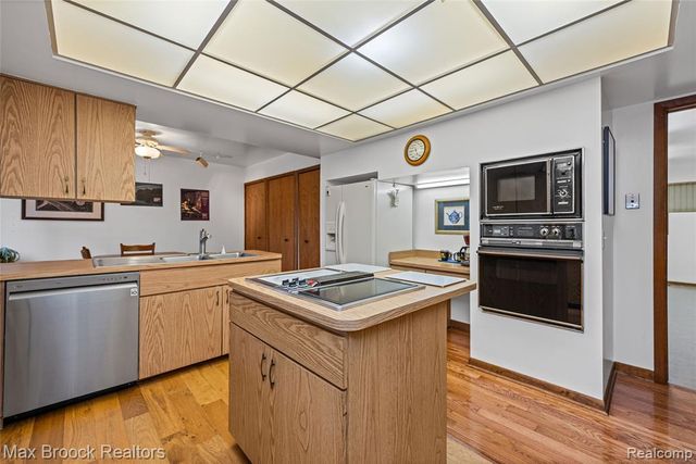 32674 Bingham Lane, Bingham Farms, MI 48025
