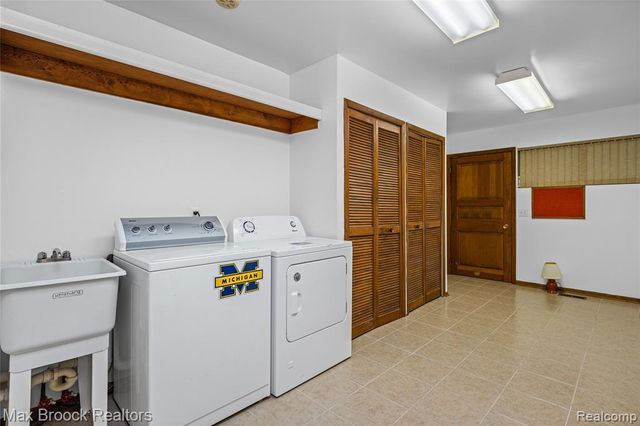32674 Bingham Lane, Bingham Farms, MI 48025