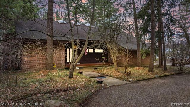 32674 Bingham Lane, Bingham Farms, MI 48025