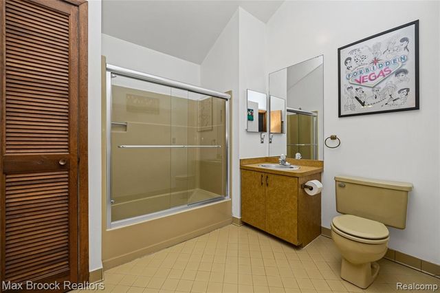 32674 Bingham Lane, Bingham Farms, MI 48025