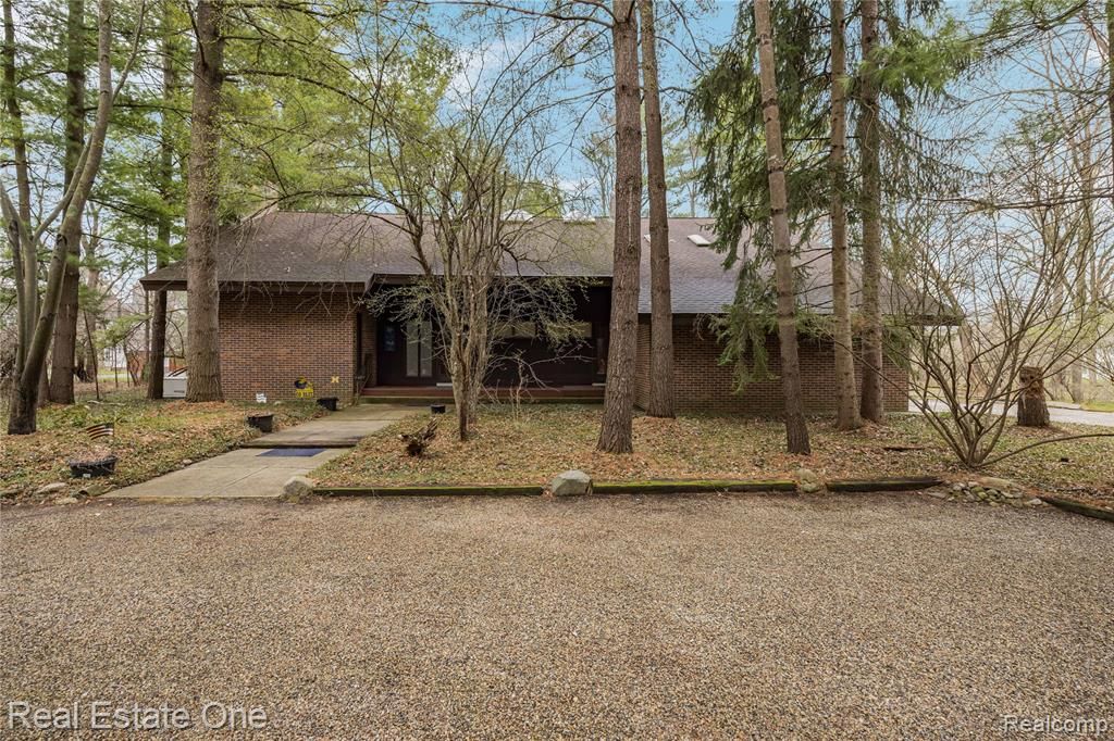 32674 Bingham Lane, Bingham Farms, MI 48025