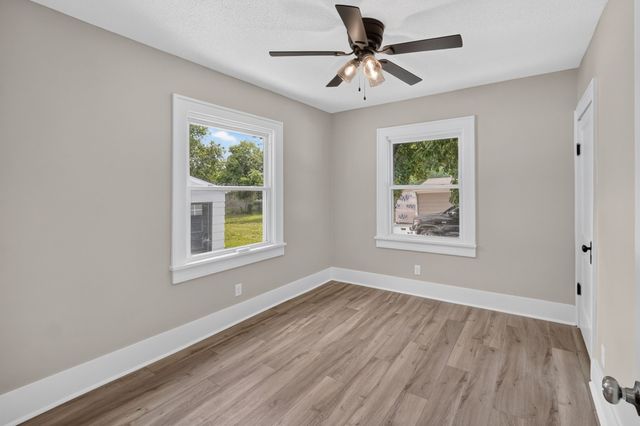 2733 E Grand Avenue, Des Moines, IA 50317
