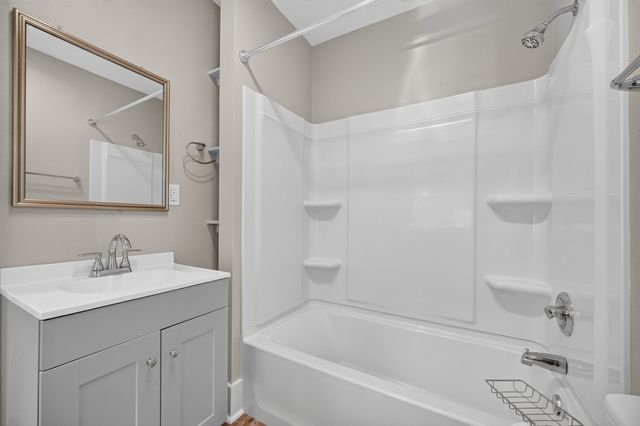 2733 E Grand Avenue, Des Moines, IA 50317