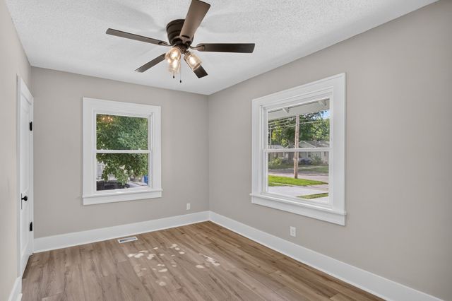 2733 E Grand Avenue, Des Moines, IA 50317