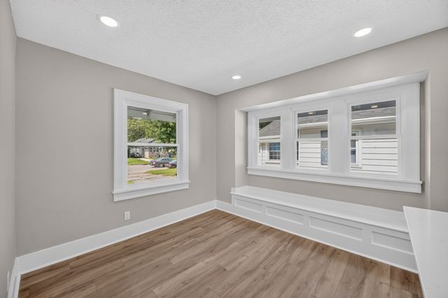 2733 E Grand Avenue, Des Moines, IA 50317