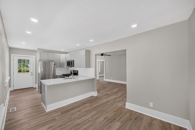 2733 E Grand Avenue, Des Moines, IA 50317