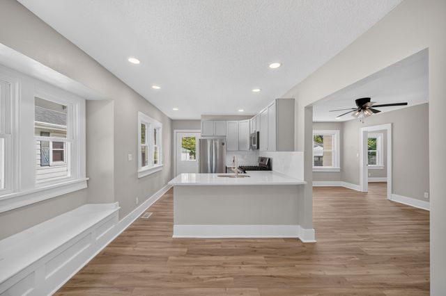 2733 E Grand Avenue, Des Moines, IA 50317