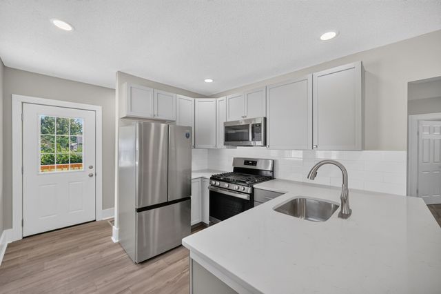 2733 E Grand Avenue, Des Moines, IA 50317