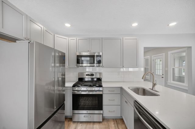 2733 E Grand Avenue, Des Moines, IA 50317