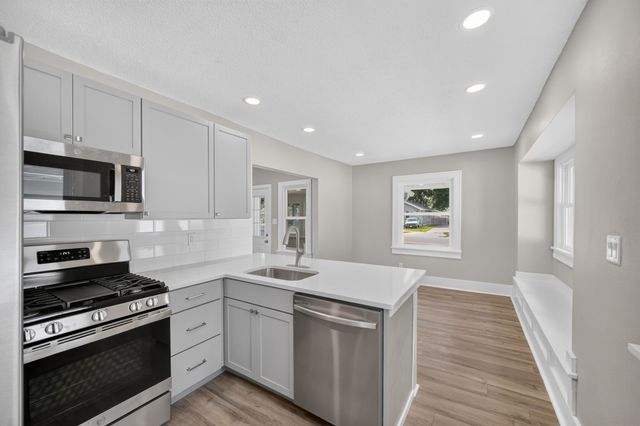 2733 E Grand Avenue, Des Moines, IA 50317