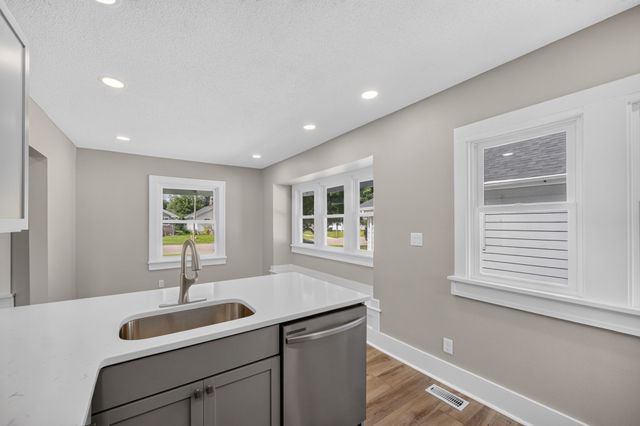 2733 E Grand Avenue, Des Moines, IA 50317