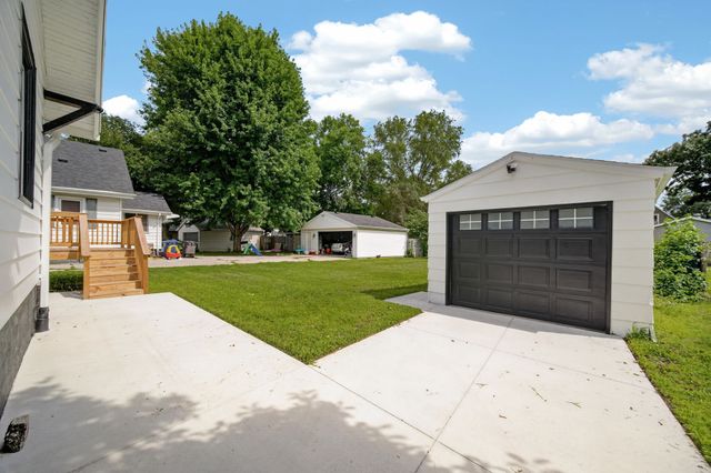 2733 E Grand Avenue, Des Moines, IA 50317