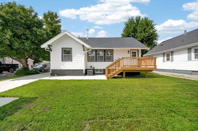 2733 E Grand Avenue, Des Moines, IA 50317