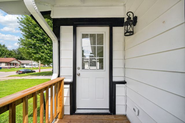 2733 E Grand Avenue, Des Moines, IA 50317