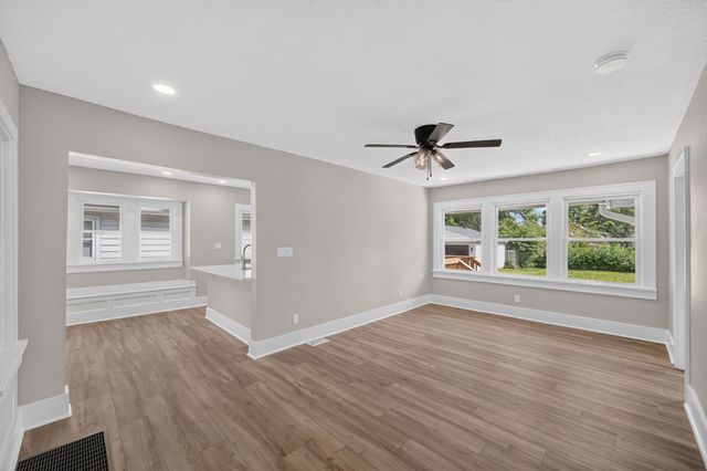 2733 E Grand Avenue, Des Moines, IA 50317