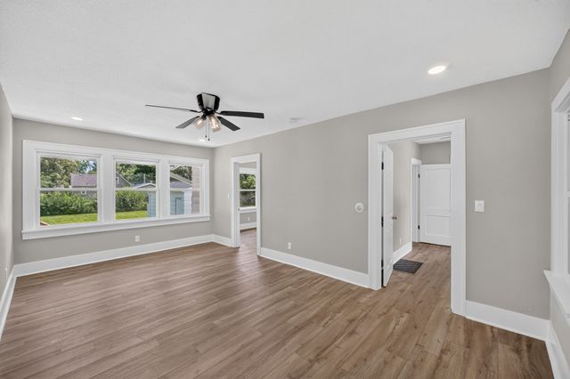 2733 E Grand Avenue, Des Moines, IA 50317