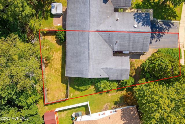 18 Scenic Drive, Freehold, NJ 07728