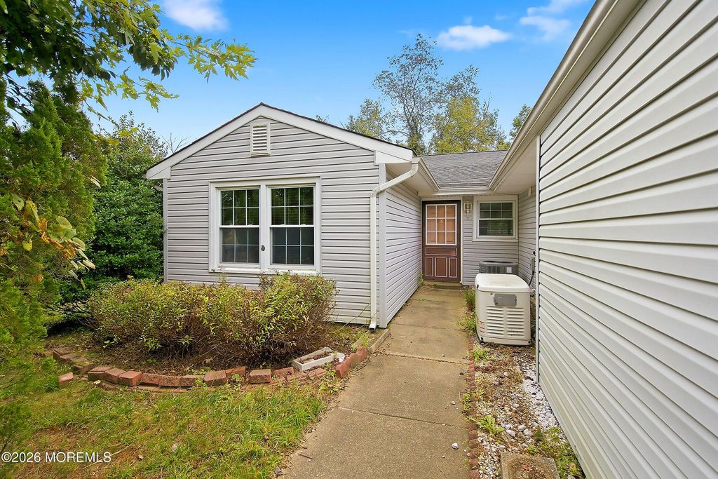 18 Scenic Drive, Freehold, NJ 07728