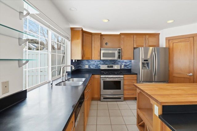 139 Stonington Circle, South Burlington, VT 05403