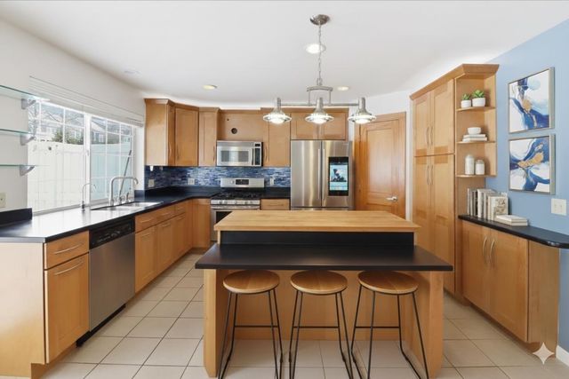 139 Stonington Circle, South Burlington, VT 05403