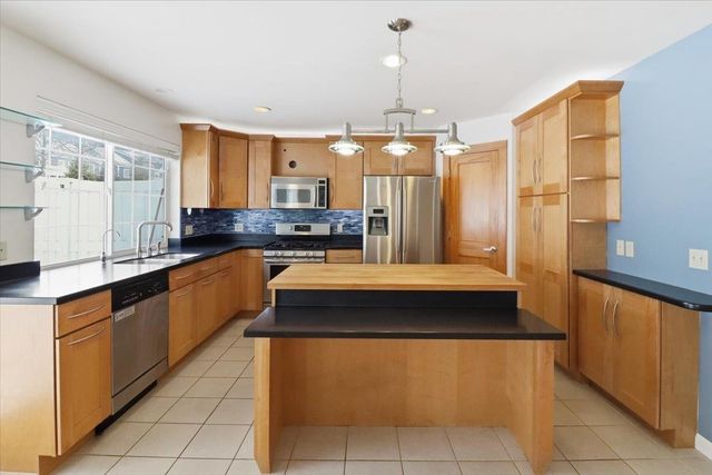 139 Stonington Circle, South Burlington, VT 05403