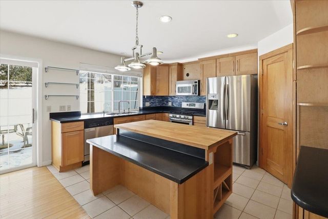 139 Stonington Circle, South Burlington, VT 05403