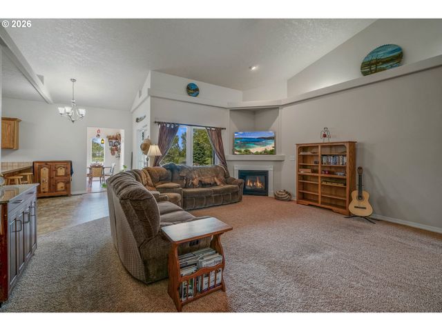 1231 Sw 3RD Ave, Mill City, OR 97360