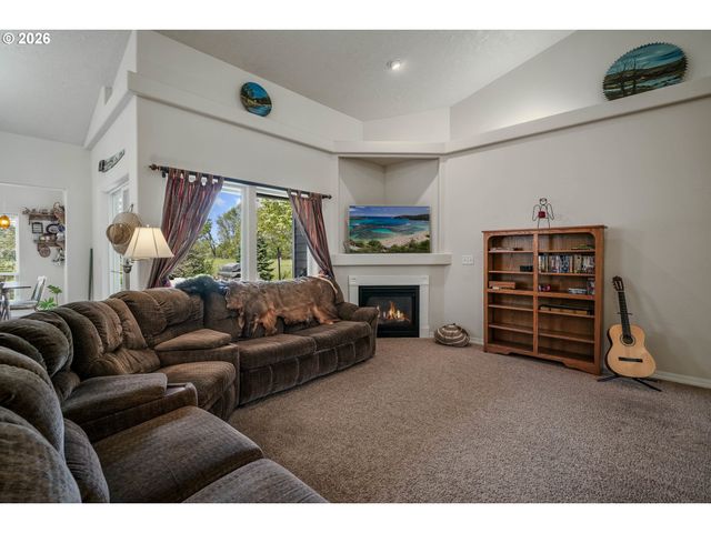 1231 Sw 3RD Ave, Mill City, OR 97360
