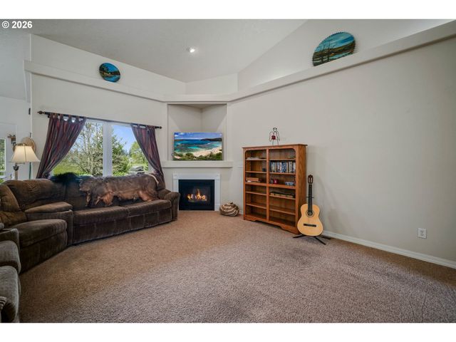 1231 Sw 3RD Ave, Mill City, OR 97360
