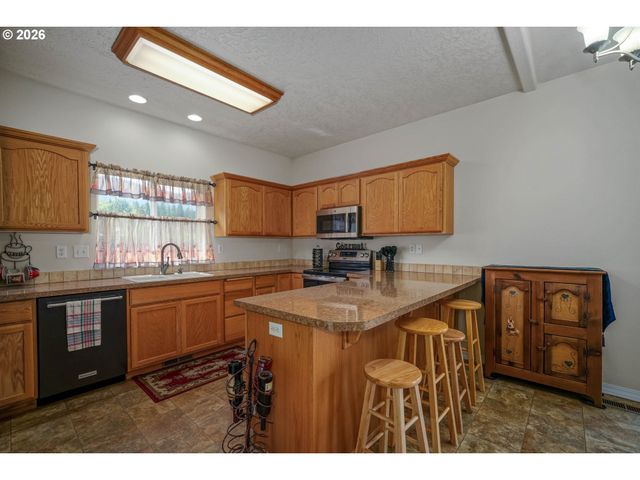 1231 Sw 3RD Ave, Mill City, OR 97360