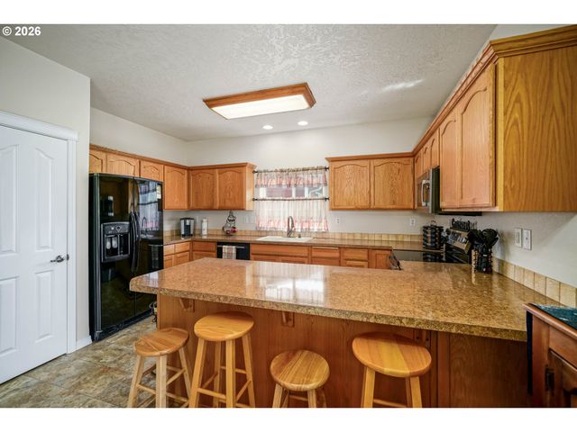 1231 Sw 3RD Ave, Mill City, OR 97360