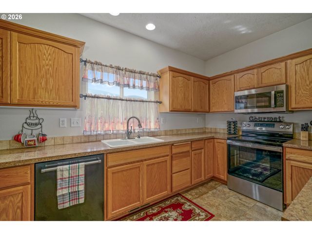 1231 Sw 3RD Ave, Mill City, OR 97360