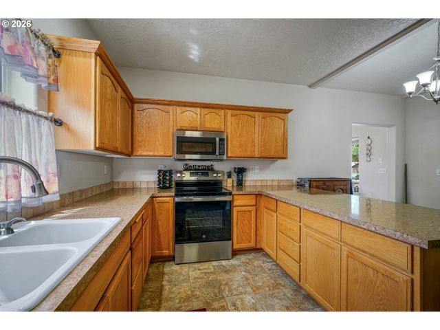 1231 Sw 3RD Ave, Mill City, OR 97360