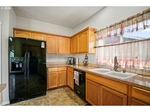 1231 Sw 3RD Ave, Mill City, OR 97360