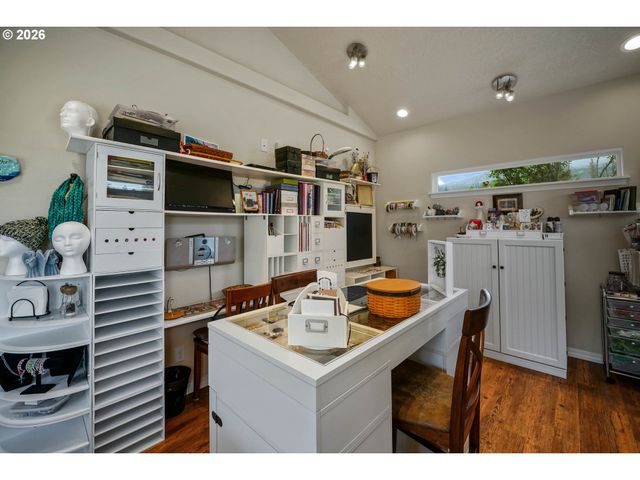 1231 Sw 3RD Ave, Mill City, OR 97360