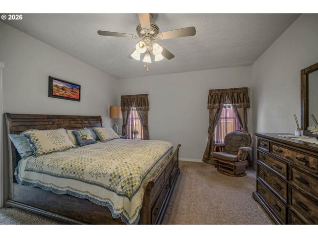 1231 Sw 3RD Ave, Mill City, OR 97360