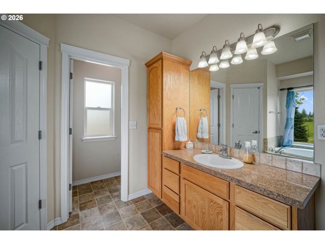 1231 Sw 3RD Ave, Mill City, OR 97360